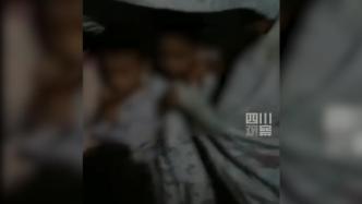 泸县地震幼师雨中撑被子护娃，向家长们报平安