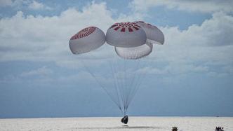 SpaceX首次全民用太空游成功返回地球，龙飞船海上溅落