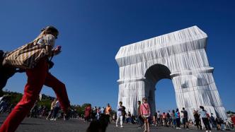 覆盖2.5万平米织物，“被包裹的凯旋门”项目向公众开放
