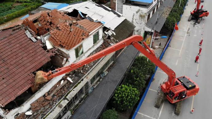 四川泸县震中危险建筑开始拆除，多辆大型工程车现场作业
