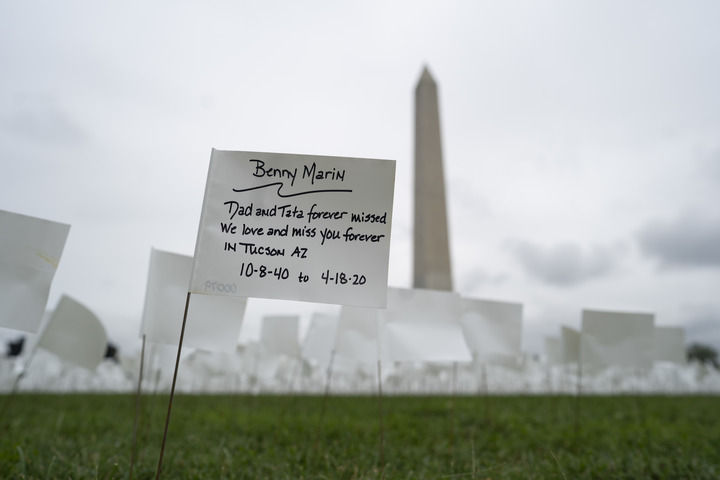 9月17日，写有缅怀亲人词句的白色旗帜摆放在美国首都华盛顿的华盛顿纪念碑附近的草坪上，悼念美国超过66万名新冠逝者。新华社记者 刘杰 摄