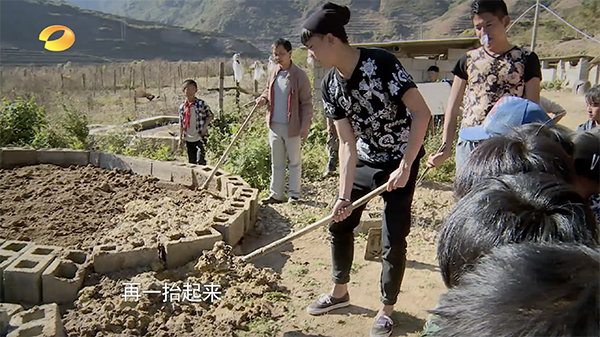 崔晋在村里干农活。 视频截图