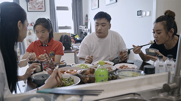 李勒优和哥哥、妈妈在大连的家里吃饭。 澎湃新闻记者 赵志远 图