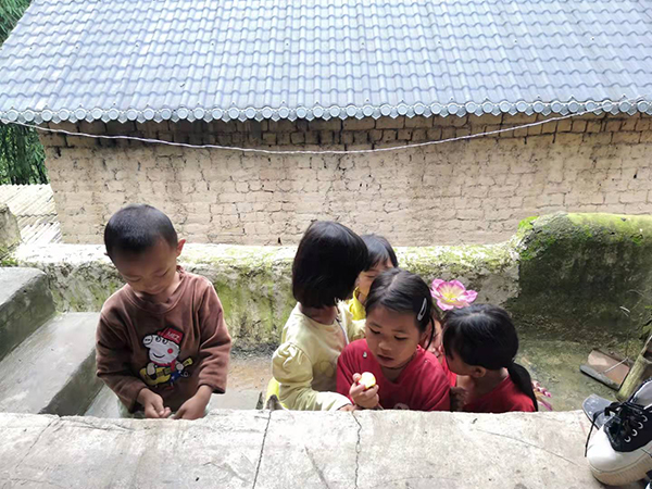 宗腊村的孩子们。 澎湃新闻记者 明鹊 图