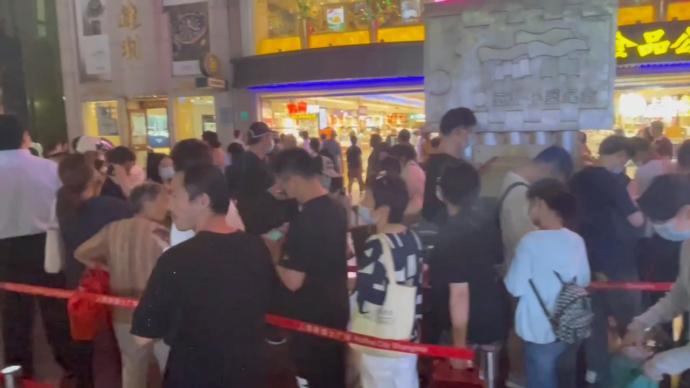 上海南京路市民排长队买月饼：排两三个小时队腿都站麻了