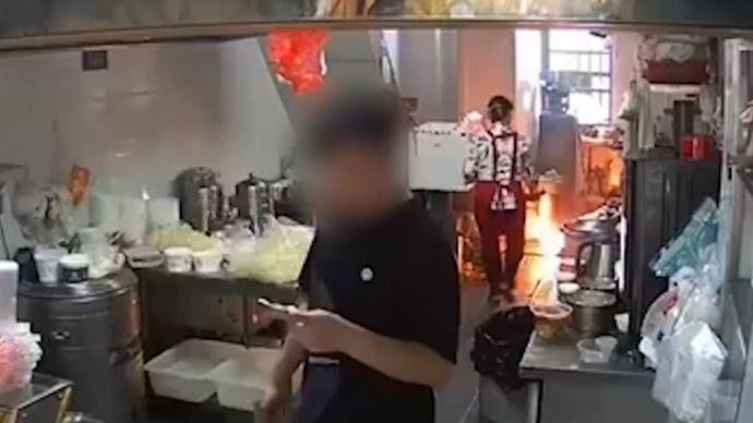 湖北鄂州一店铺起火液化气罐在旁，商家先备餐再灭火