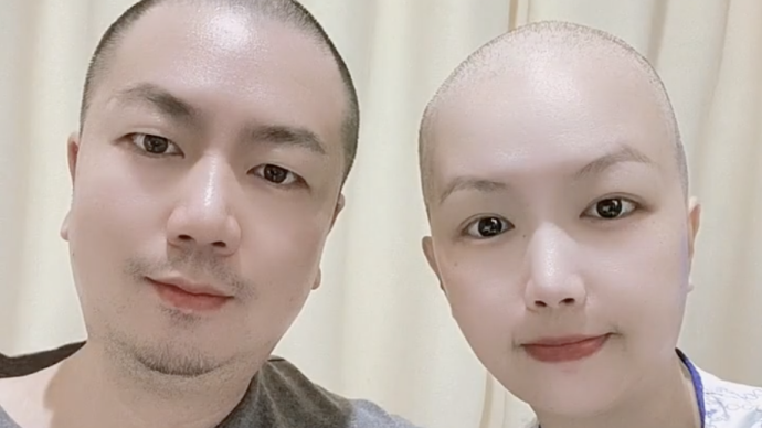 丈夫帮患癌妻子剃光头发后，把自己头发也剃光