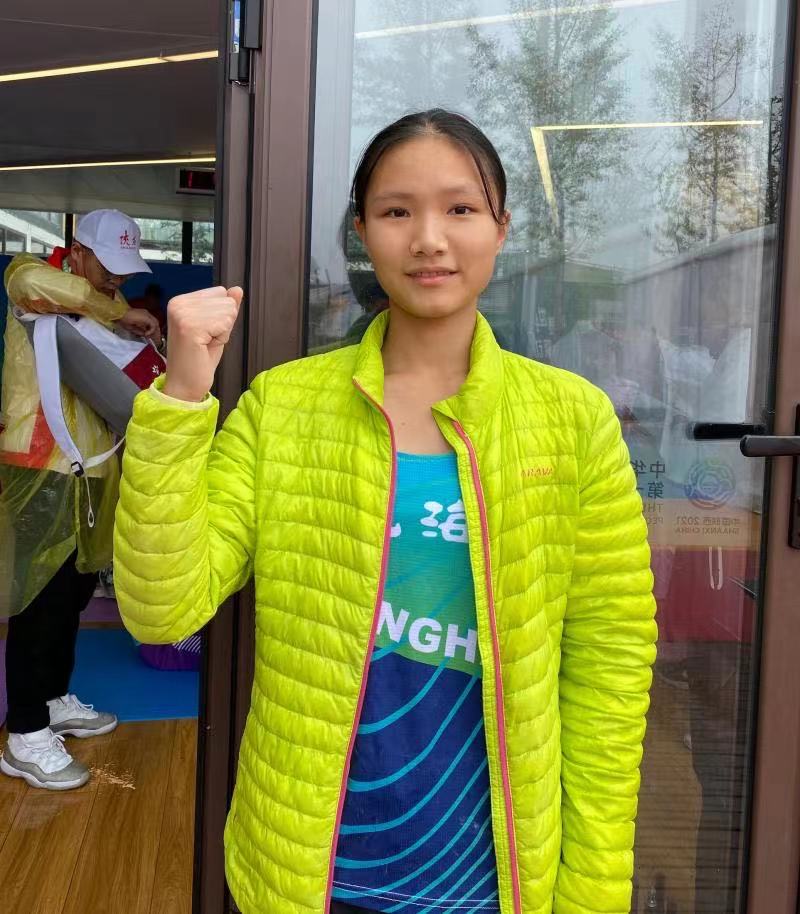 朱馨文拿下U16组女子攀岩两项全能决赛银牌。