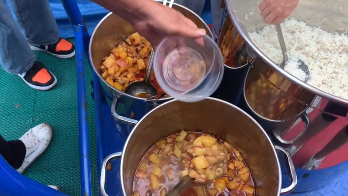 探访四川泸县地震灾区最大安置点：晚餐吃土豆烧五花肉