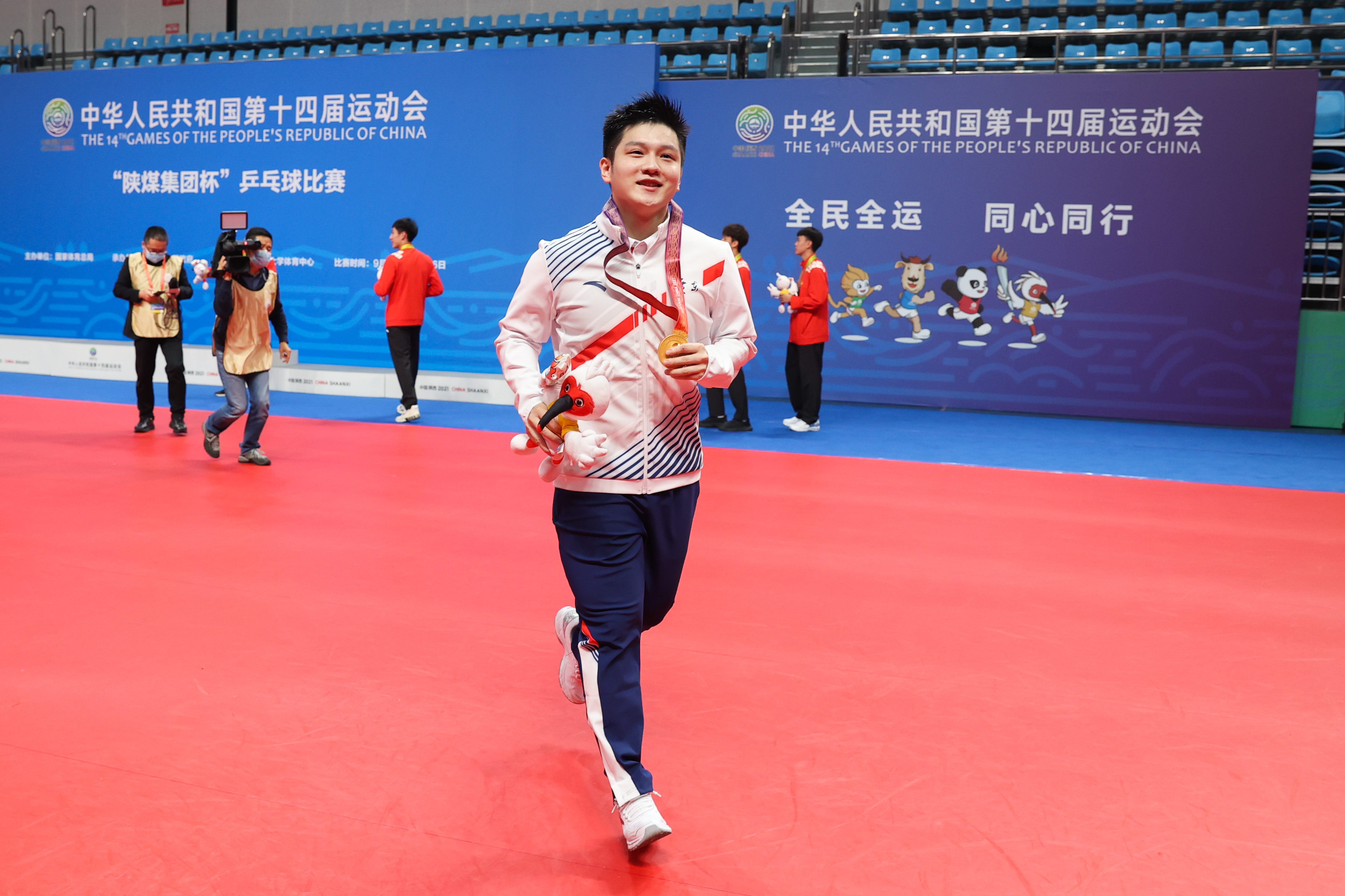 戴着金牌,樊振东飞奔下领奖台.