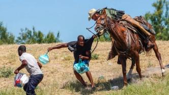 美执法人员骑马驱赶海地移民，网友：令人想起奴隶制时代