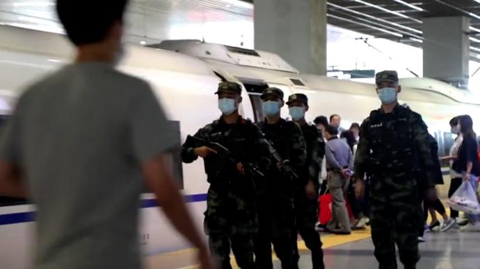 郑州武警保12万人次中秋出行，旅客：有他们在很安心