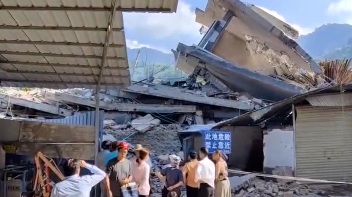 云南富宁一加油站旁民房突然倒塌，居民以为是地震