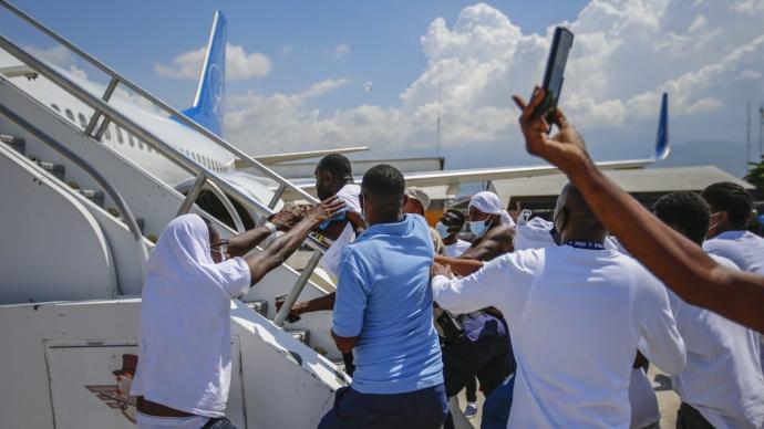 早安·世界｜遭美國遣送海地非法移民試圖重新登上飛機