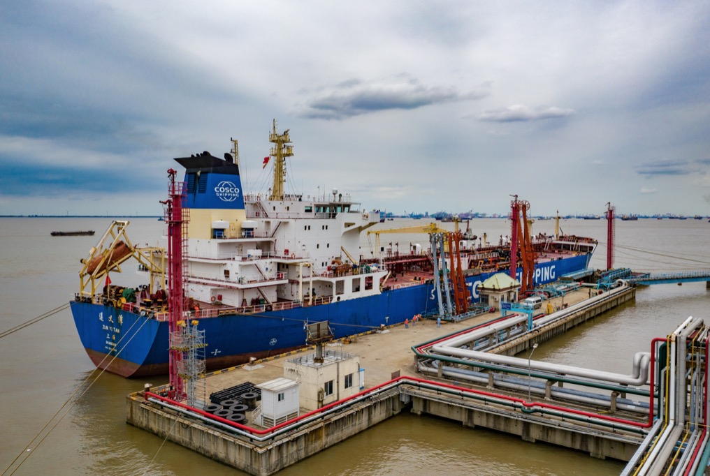 图为装载着3万吨原油的油轮停靠在中国石化高桥石化储运部海滨码头，原油通过输油臂输往储罐，作为生产装置加工原料。