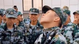 男生軍訓休息時站著睡著，被叫醒后立馬“向右看齊”