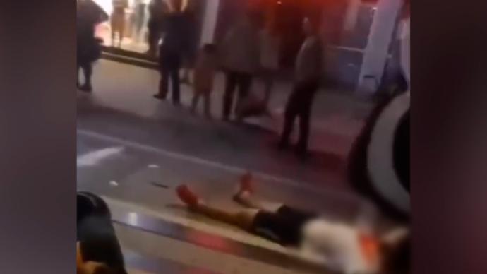 安庆警方：男子街头殴打女子后被群众指责顺势躺倒