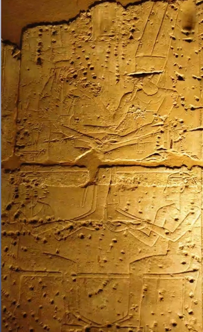 哈特舍普苏特葬祭神庙中阿赫摩斯（左上）与阿蒙神（右上）相会场景浮雕
