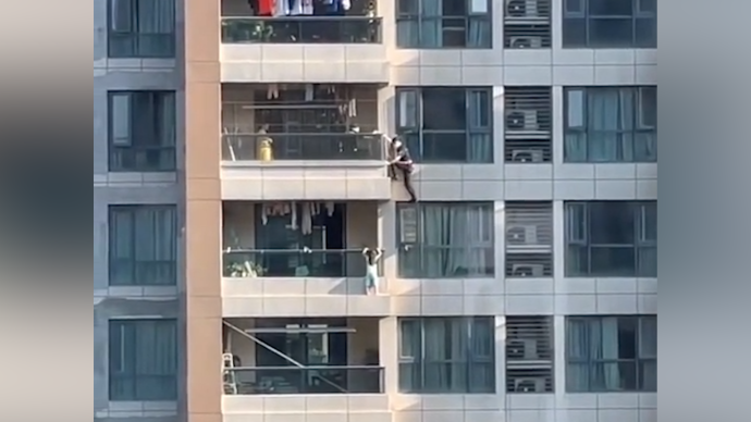 4岁女孩悬挂11楼阳台外，民警徒手爬楼救人