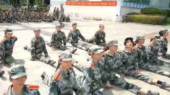 高校軍訓間隙才藝比拼，舞蹈專業新生上演一字馬接龍