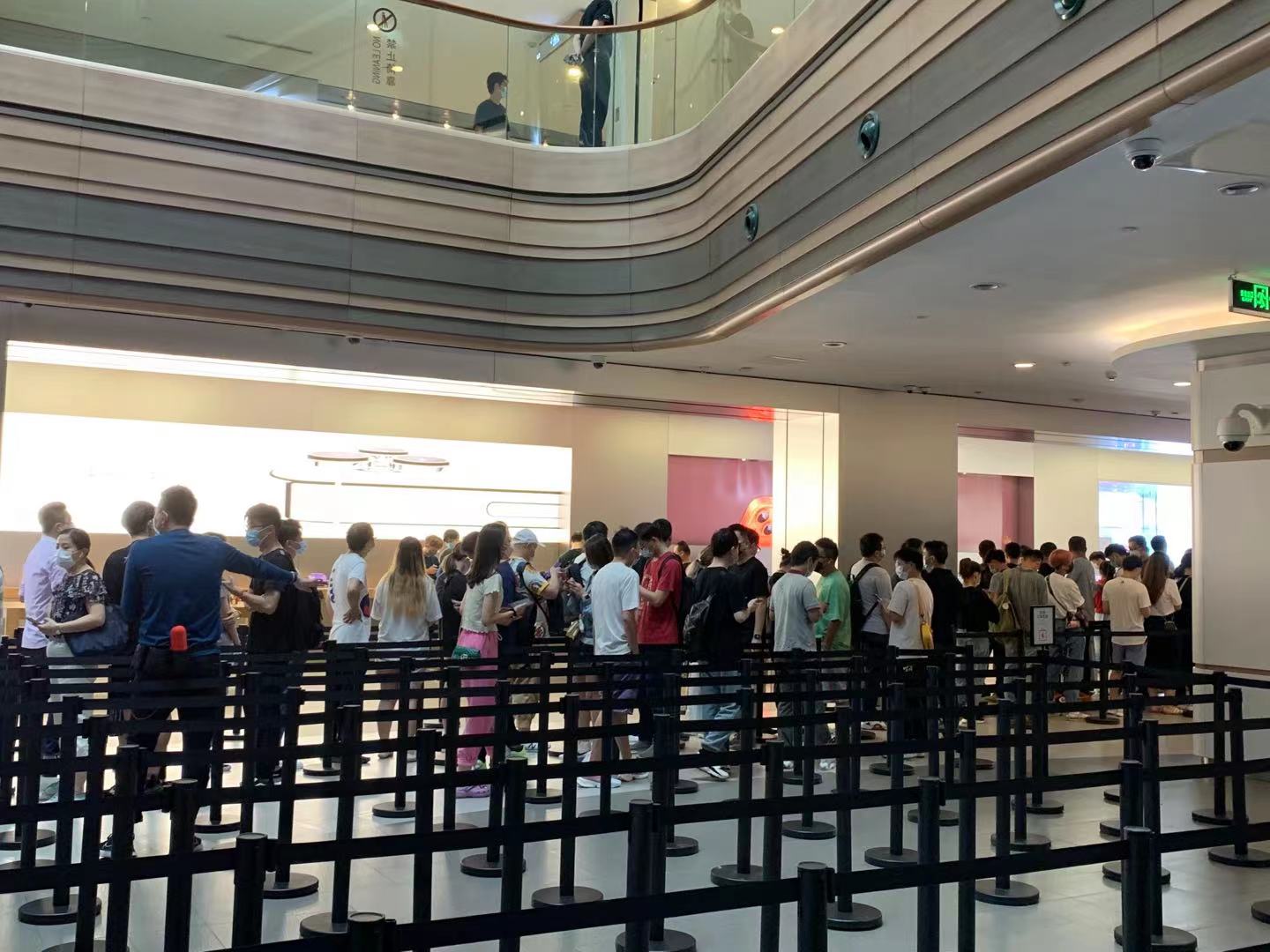 苹果南京东路店外排队取货的人群