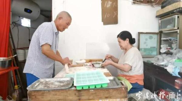 王志祥和妻子在包饺子。