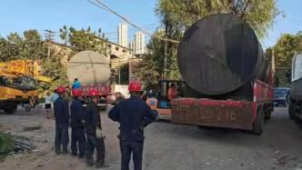 武汉警方捣毁一隐藏在废弃工厂内“黑柴油点”，缴获柴油30余吨