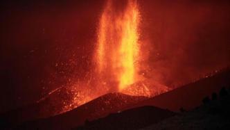 西班牙拉帕尔马岛火山持续喷发，专家：避免接触火山灰