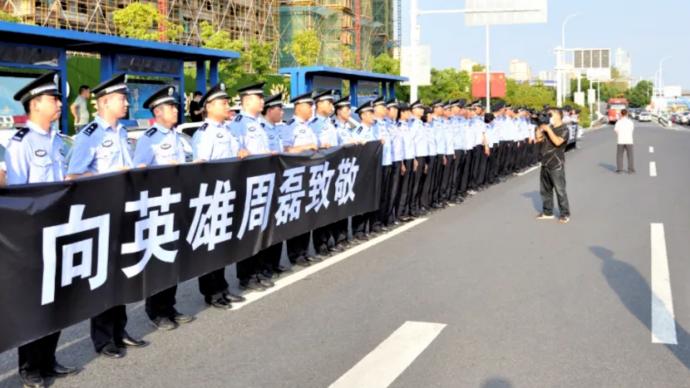 安庆一民警遭遇犯罪嫌疑人暴力拒捕因公牺牲，年仅44岁