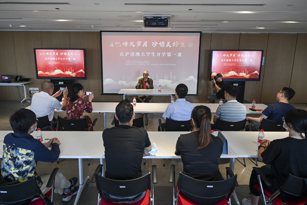 2021年9月25日,上海,刘石安老战士为同学们讲述自己抗美援朝的故事。