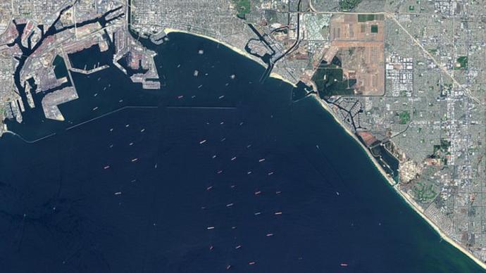 美国港口人力缺乏致严重拥堵，数十艘货船被困