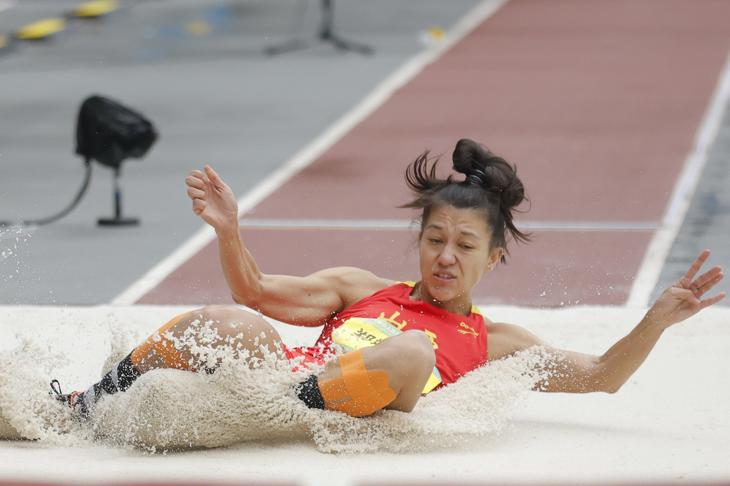 郑妮娜力参加跳远项目.