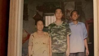 参军留影成最后合照，烈士徐鹏龙的母亲说永远挂念儿子