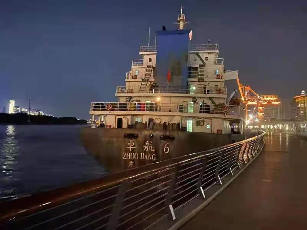 触碰徐汇滨江亲水平台的“卓航6”轮 本文图片均由上海海事局提供