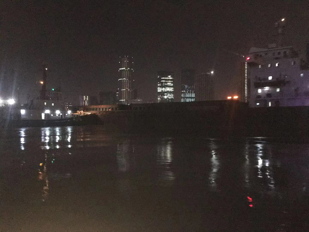 2021年9月22日20点18分，“卓航6”轮航经龙华弯道水域时，受潮流影响，船位控制不当，触碰徐汇滨江亲水平台。
