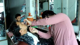 英媒：阿塔禁止理发店为男性剃须，发型师称谋生艰难