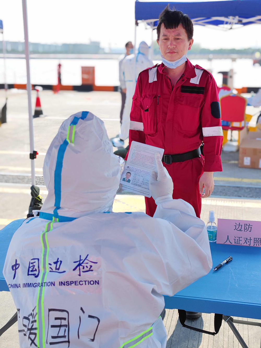 “雪龙2”号从北极归来,上海边检快速办理入境边检手续