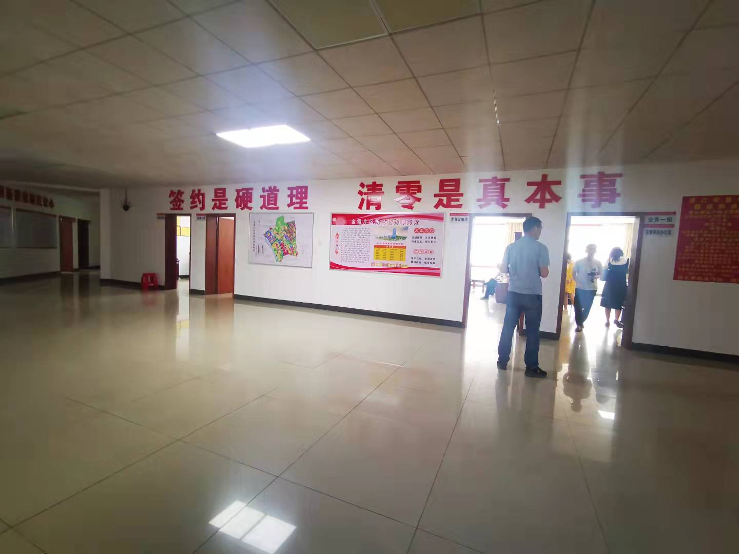 长沙市开福区征地服务中心办公楼内。澎湃新闻记者 谭君 图