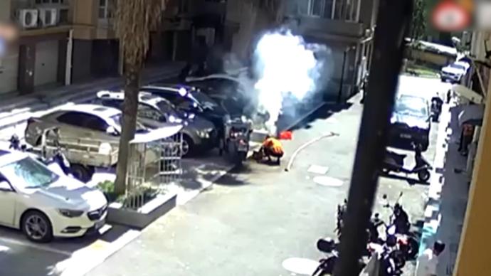 男子放鞭炮庆祝买新车，结果把别人车烧了