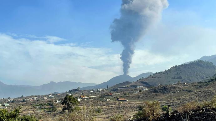 西班牙一火山持续喷发一周，机场所有航班取消