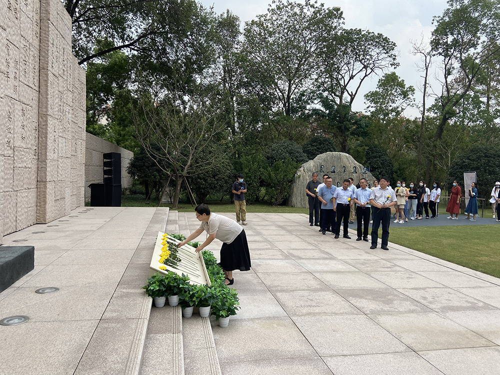 向英烈献花