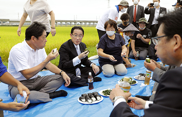 當地時間2020年9月10日，日本宮城縣栗原，岸田文雄視察稻田并品嘗飯團。