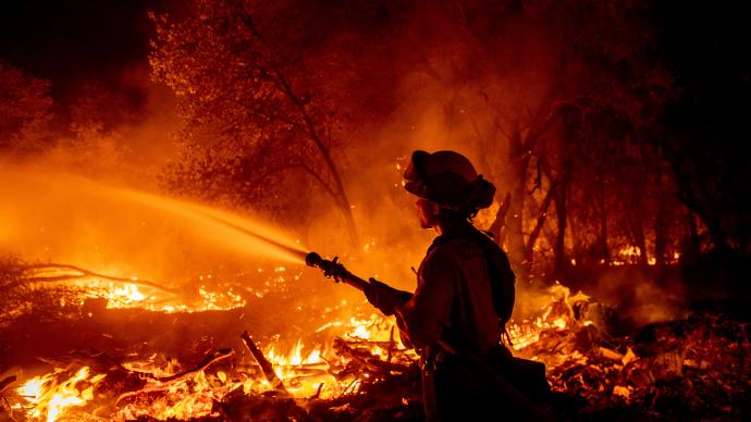 美国山火难解丨防范百余年，为何越防火越旺？
