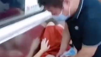 地铁上男子抱着晕倒妻子哭喊求救，关键时有人喊“我是医生”