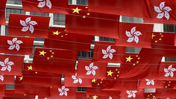 香港市民自发挂国旗迎国庆