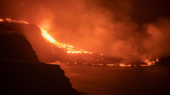 航拍西班牙火山！入海岩浆形成50米高金字塔形区域