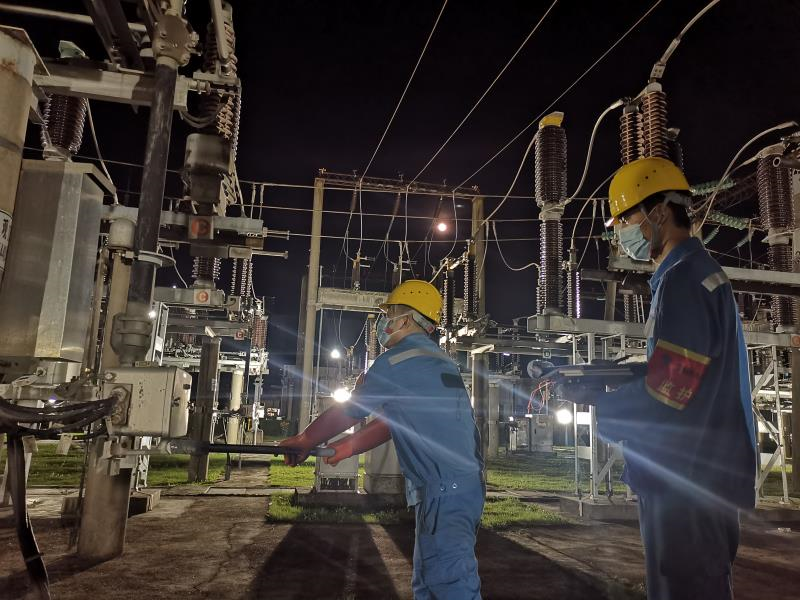 南方电网深圳供电局员工正对变电站设备进行巡检,以保证其安全稳定
