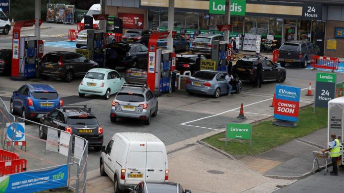 英國商務(wù)大臣:士兵即將開始運輸燃油,無法保證危機何時結(jié)束