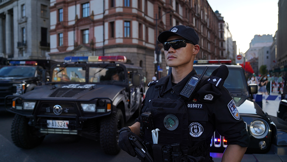 特警增援外滩. 上海市公安局 供图