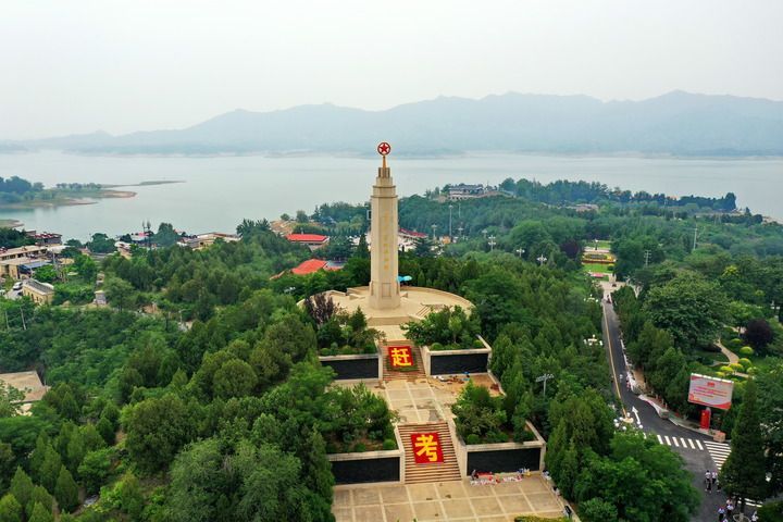 河北省平山县西柏坡纪念塔。新华社 图